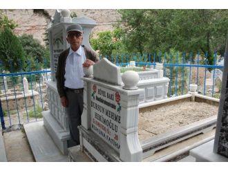 33 Yıl Önce Eşine Ve Kendine Mezar Yaptırdı
