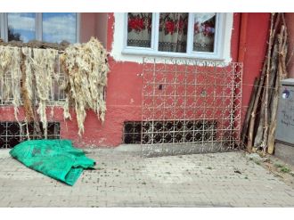 2 Yaşındaki Çocuk 100 Kiloluk Pencere Demirinin Üzerine Düşmesi Sonucu Öldü