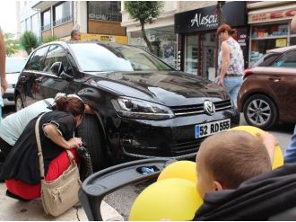 Otomobilde Sıkışan Kedi Sanayide Kurtarıldı