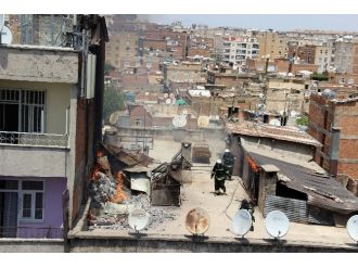 Diyarbakır’da Çıkan Yangında İki Ev Kül Oldu