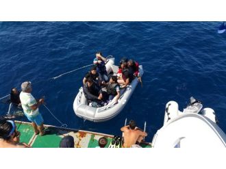 Yakıtları Biten Kaçak Göçmenleri Dalgıçlar Kurtardı