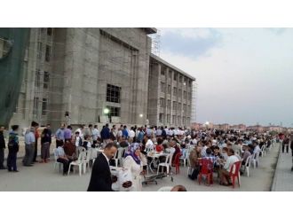 Kur’an Kursu İnşaatı Önünde İftar Yemeği