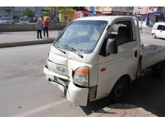 Kamyonet Polis Aracına Çarptı: 3 Yaralı