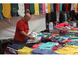 Mağazalar Ve Seyyar Satıcılar Pazar Esnafının İşlerini Bozdu