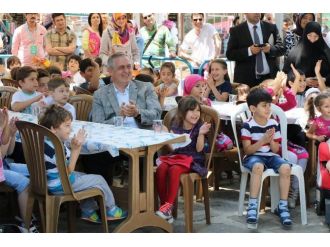 Minikler, Müslümanlar İçin Dua Etti