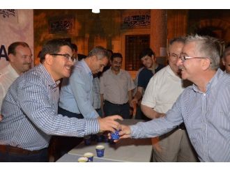 Arınç, Teravih Çıkışında Cemaate Limonata İkram Etti