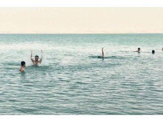 Samsat’ta Vatandaşlar Serinlemek İçin Baraja Giriyor