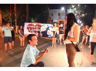 Bodrum’da Meydanda İlginç Evlilik Teklifi