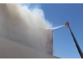 Fakülte Binasının Çatısında Yangın