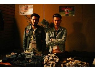 Kendi Tasarladıkları Kıyafetleri Satıyorlar