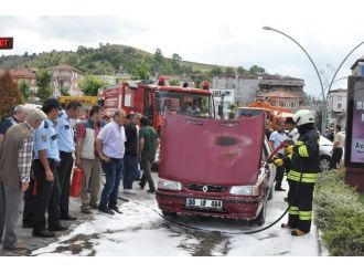 Otomobil Seyir Halindenken Alev Aldı