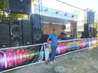 Arabasını Müzik Sahnesine Çevirdi