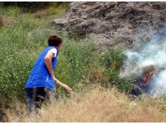 Ot Yangını Mahalleliyi Alarma Geçirdi