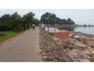 Fatsa Sahilinin Aydınlatma Direkleri Yenileniyor