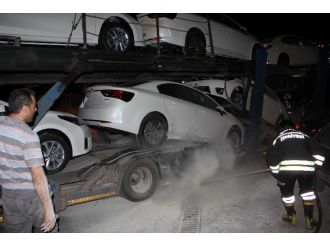 Erzincan’da 8 Aracı Taşıyan Tır Yanmaktan Son Anda Kurtarıldı