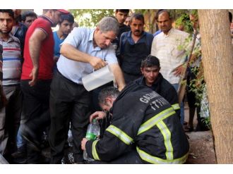 Dumandan Etkilenen İtfaiye Erlerine Vatandaş Yardım Etti