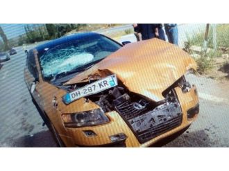 Yabancı Plakalı Otomobil Traktöre Çarptı: 2 Yaralı