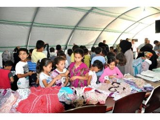 Çadır Kentte 2 Bin 500 Çocuğa Bayramlık Dağıtıldı
