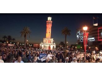 İzmir’de Binler Kadir Gecesi’nde Aynı Safta Namaza Durdu