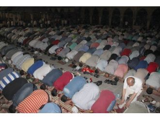 Tarihi Ulu Camii Kadir Gecesi’nde Doldu Taştı