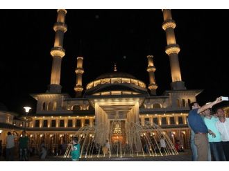 Başkentliler Kadir Gecesi’nde Camilere Sığmadı