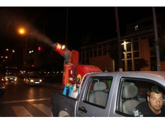 İskenderun’da Cadde Ve Sokaklara Gül Suyu Püskürtüldü