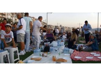 Yüzlerce İnsan Yeryüzü Sofrası’nda İftarını Açtı