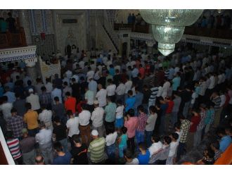 Batman’da Kadir Gecesi’nde Anneler Barış Ve Huzur İçin Dua Etti