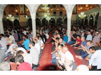 Van’da Kadir Gecesi’nde Camiler Doldu Taştı