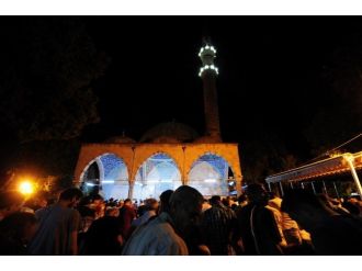 Antalya’da Camilerde Kadir Gecesi İzdihamı