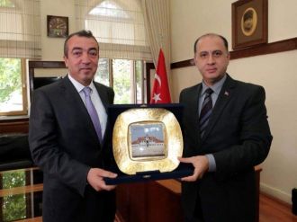 Vali Çomaktekin’den Asayiş Müdürü Uzun’a Veda Plaketi