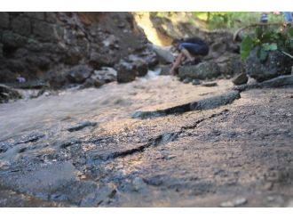 Su Borusu Patladı, Şehrin Göbeği Şelale Ve Irmağa Döndü