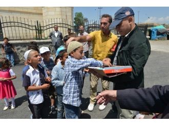Bayram Hediyeleri Ali Korkut’tan Çocuk Sevinci
