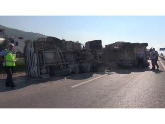 Kocaeli’de Devrilen Tır, D-100’ü 2 Saat Trafiğe Kapattı