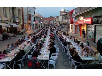 Yozgat Bozok Bereket Kervanı 2500 Kişiye İftar Yemeği Verdi