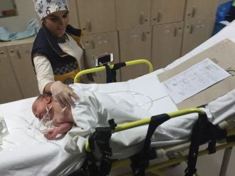 Su Yerine Turşu Asidi İçerilen 2 Aylık Bebek Yaşam Mücadelesi Veriyor