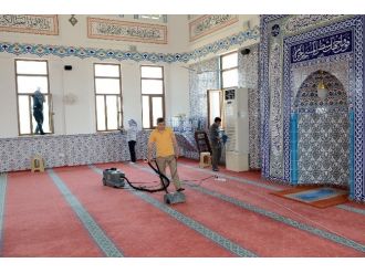Denizli’de Bayram Öncesi Camiler Temizleniyor