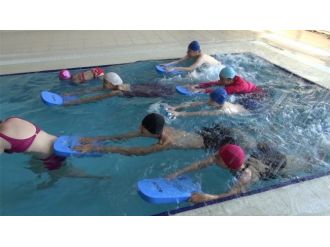 Yüzme Kursuyla Hayata Tutunuyorlar