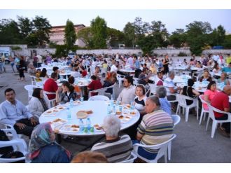 Ayvalık’ta Şefkatli Eller İftar Sofrasında Kenetlendi