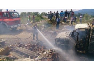 Hurda Yüklü Kamyonet Yandı: 1 Yaralı