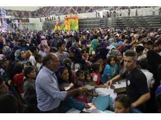 5 Bin Çocuğa Bayramlık Dağıtımında İzdiham