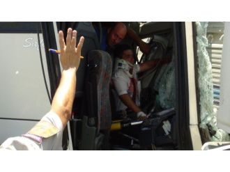 Tur Otobüsü, Otomobil Ve Kamyona Çarptı