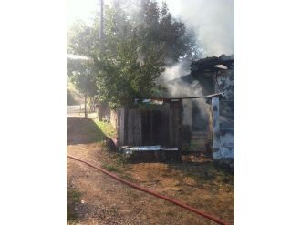 Tosya’da Yangında 2 Katlı Ev Tamamen Yandı