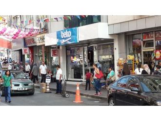 İcra Memurlarına Sopayla Direnen Esnafı Polis İkna Etti