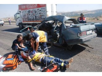 Tır Otomobili Biçti: 1 Ölü, 2 Yaralı