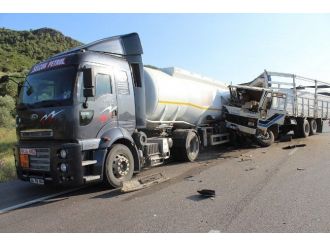 Akaryakıt Tankeri İle Kamyon Çarpıştı: 1 Yaralı