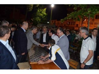 Başbakan Yardımcısı Bülent Arınç Teravih Namazı Sonrası Vatandaşlarla Çay İçti Sohbet Etti