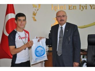 Samur, Başarılı Atleti Altınla Ödüllendirdi