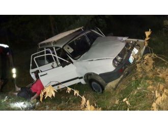 Otomobiline Parfüm Sıkmak İsterken Kaza Yaptı: 2 Yaralı