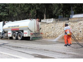İzmit’te Cami Ve Mezarlıklarda Bayram Temizliği